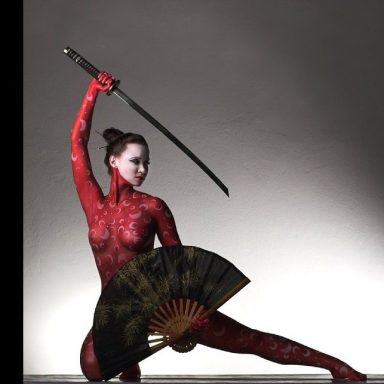 Geisha Studiopainting: Geisha in Rot mit Mondsicheln, Schwert und Fächer