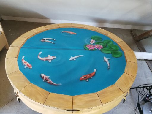 Koi-Teich Abdeckung eines Whirlpools für den Außenbereich mit einem Koikarpfenmotiv in Airbrushtechnik