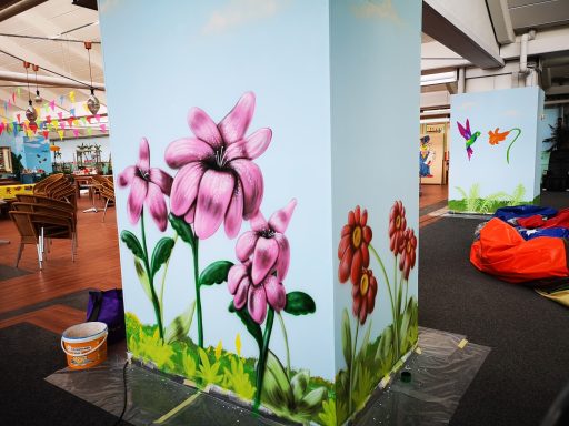 Blumen Bemalte Wand des Indoor Spielplatzes Wölpi. Blumen