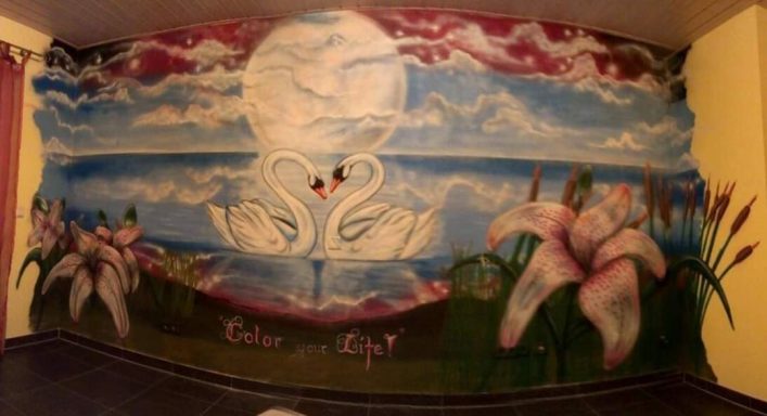 Schwanensee Wandbemalung mit Schwänen vor einem Vollmond für ein Kinderzimmer