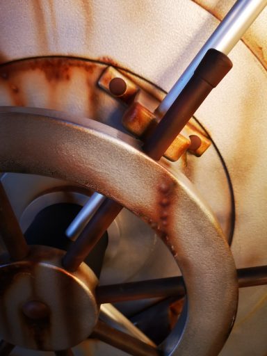 Verkostungsraum Edeka Stengl Fake-Tresortür auf alt getrimmt mit Airbrush - Detailaufnahme