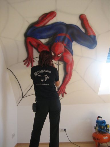 Spiderman Ich male einen Spiderman , welcher in einem Spinnennetz sitzt, Wandschräge Kinderzimmer im Airbrushstil