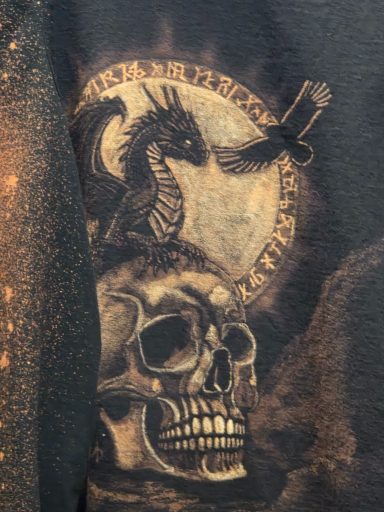 Schädel und Schuppen T-Shirt mit Drache auf Totenkopf mit Runentor und Rabe - auf der Rückseite befindet sich das Symbol der Odinshörner