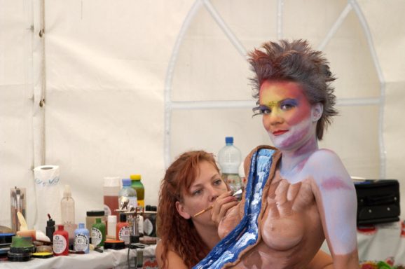 Weltmeisterschaft: Eine Insel mit 2 Bergen Bodypainting einer Frau mit Bergen und Flüssen