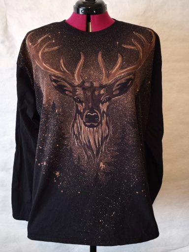 oh my deer Hirsch vor einem angedeutetem Tannenwald mit Schnee und Sternen im Hintergrund