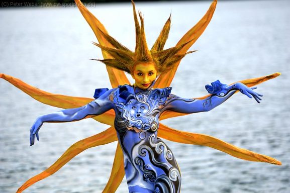 Sonne und Wind Bodypainting auf der Bodypainting-Weltmeisterschaft. Erneuerbare Energie mit Sonne und Wind.
Platzierung: Platz 8 als bestes deutsches Team.